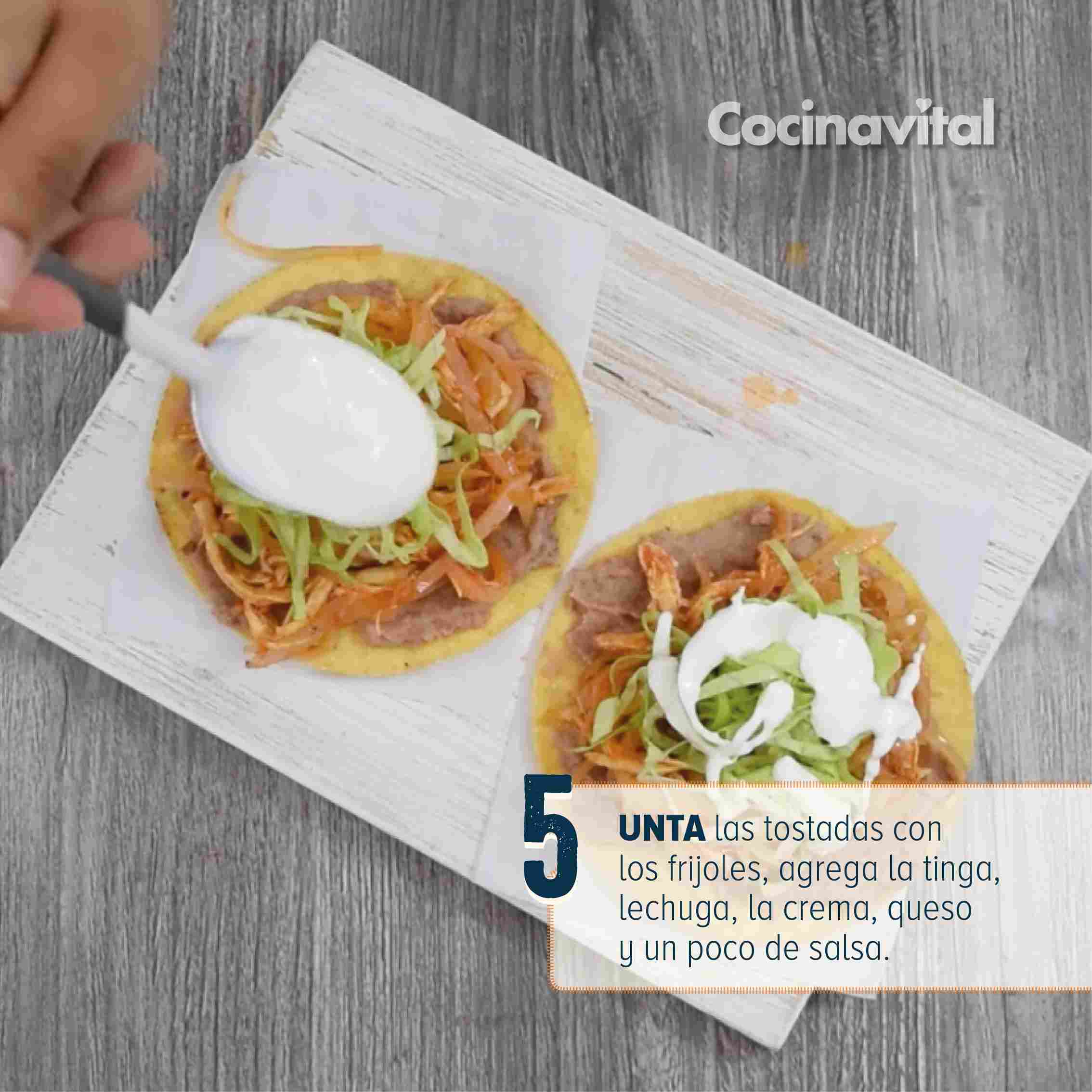 Unta las tostadas con frijoles