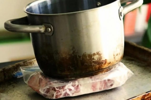 Cómo descongelar carne en 5 minutos con el truco de la olla invertida