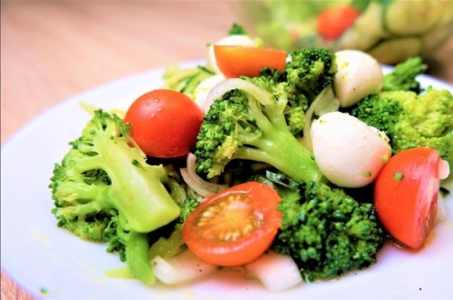 Ensalada de brócoli con queso, muy fácil, rápida y fresca