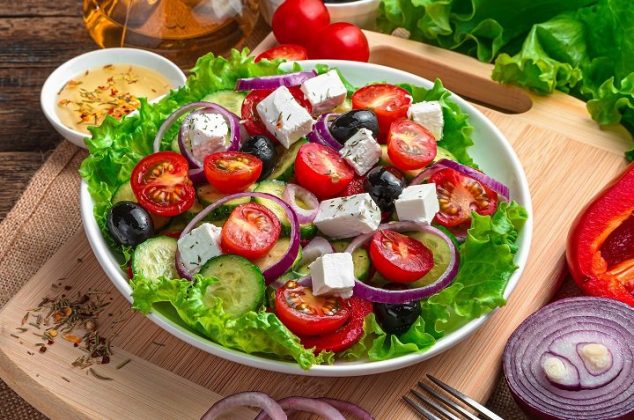 Aprende cómo hacer la famosa ensalada griega con 8 ingredientes