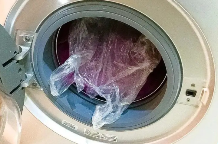 meter una bolsa de plástico en la lavadora