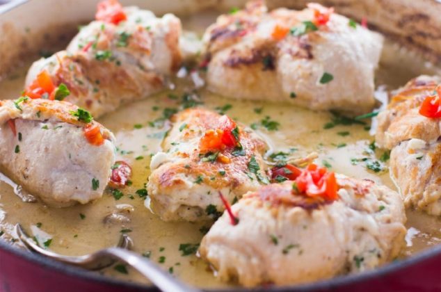 Muslos de pollo rellenos de jamón con queso, receta económica