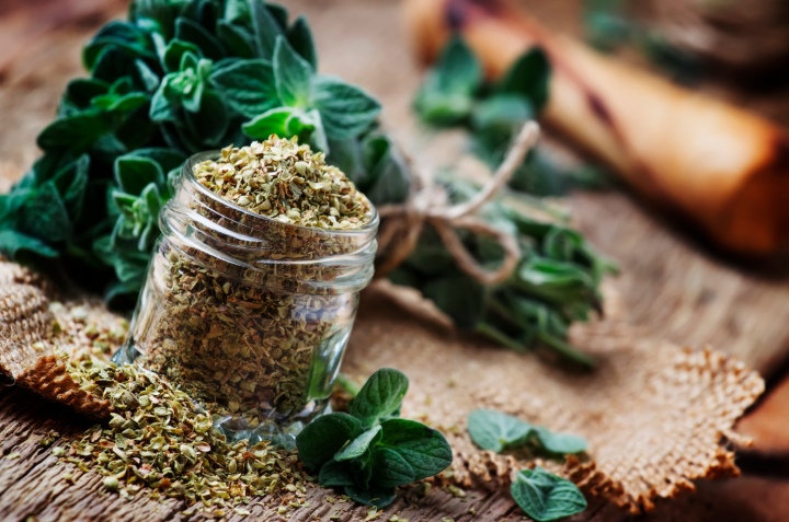 orégano en varias partes de la cocina