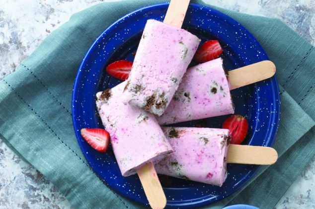 Paletas heladas de fresa con brownie en 5 sencillos pasos