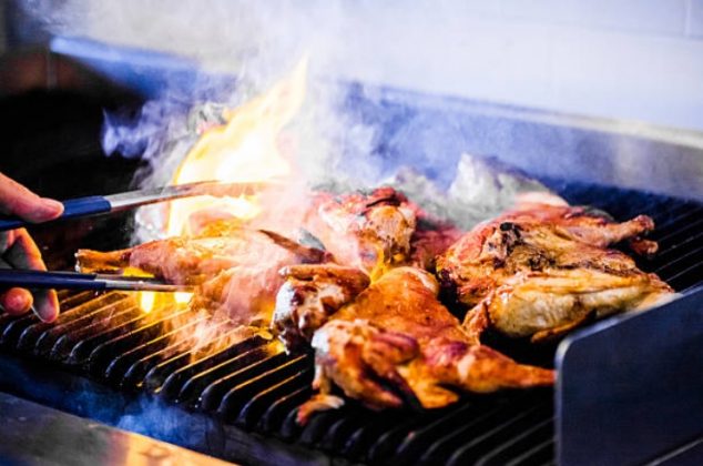 3 secretos que usan los negocios para hacer pollo asado jugoso y delicioso