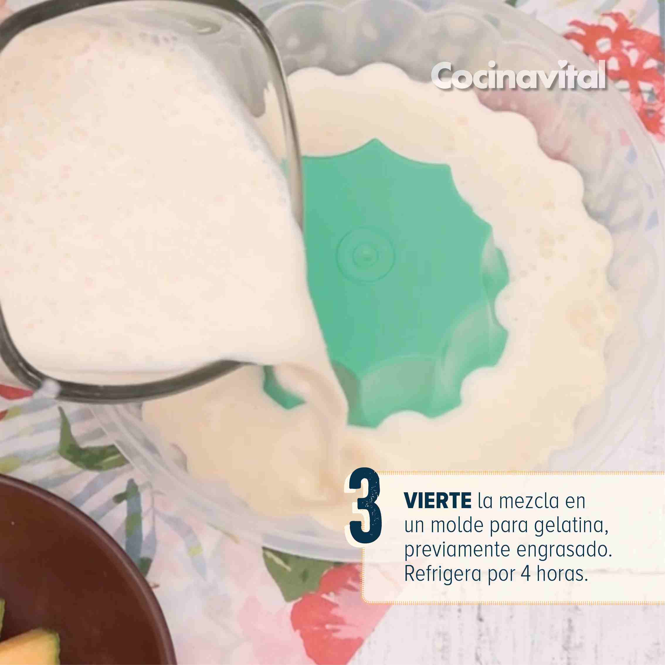 Vierte la mezcla en un molde