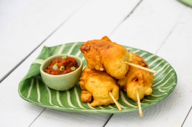 Mini banderillas coreanas de salchichas de pavo con queso y papa