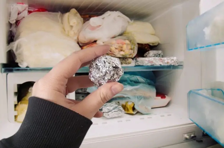 bolas de aluminio dentro del refrigerador