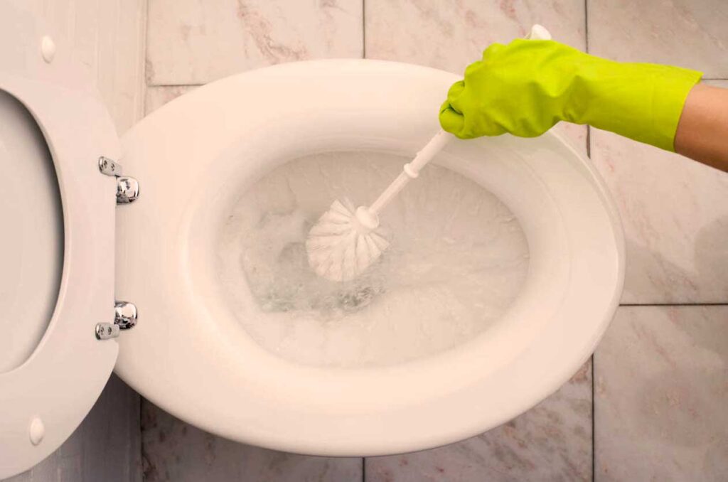 cómo eliminar el olor a orina del baño