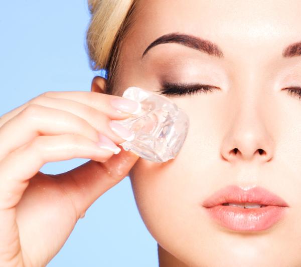 beneficios de poner hielo en la cara todos los días