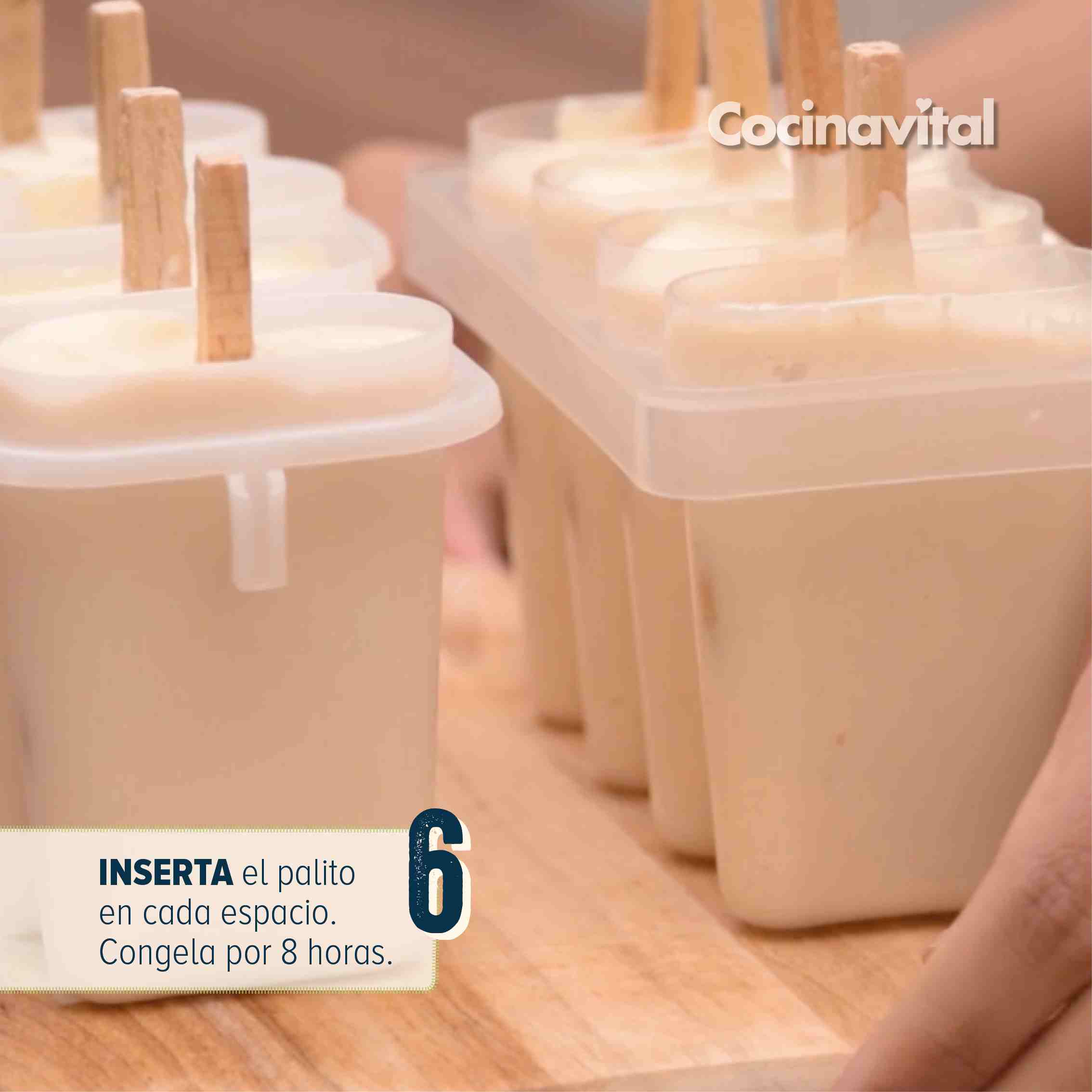 Inserta los palitos de madera