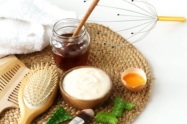 2 mascarillas naturales para reparar el cabello después de la playa o la piscina