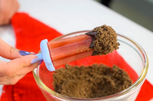 Paletas de sandía cubiertas de chocolate y topping de galletas