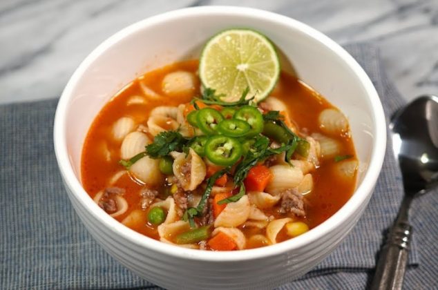 Sopa de conchitas con carne molida, ¡perfecta para los niños!