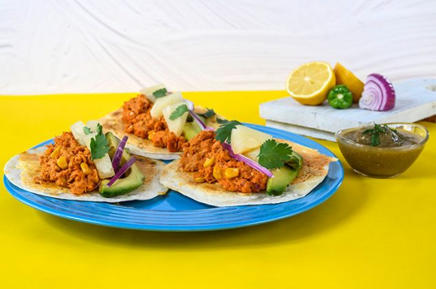 Tacos de atún adobado con salsa de habanero y piña tatemada