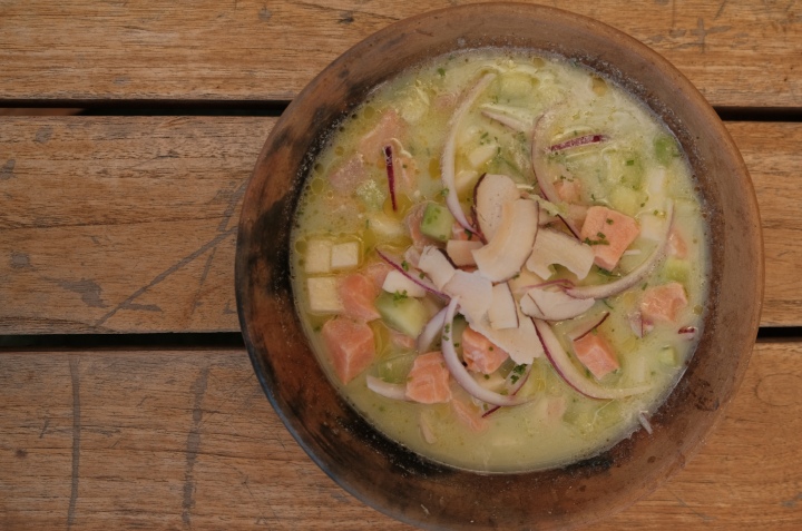 ceviche de salmón con leche de tigre de coco