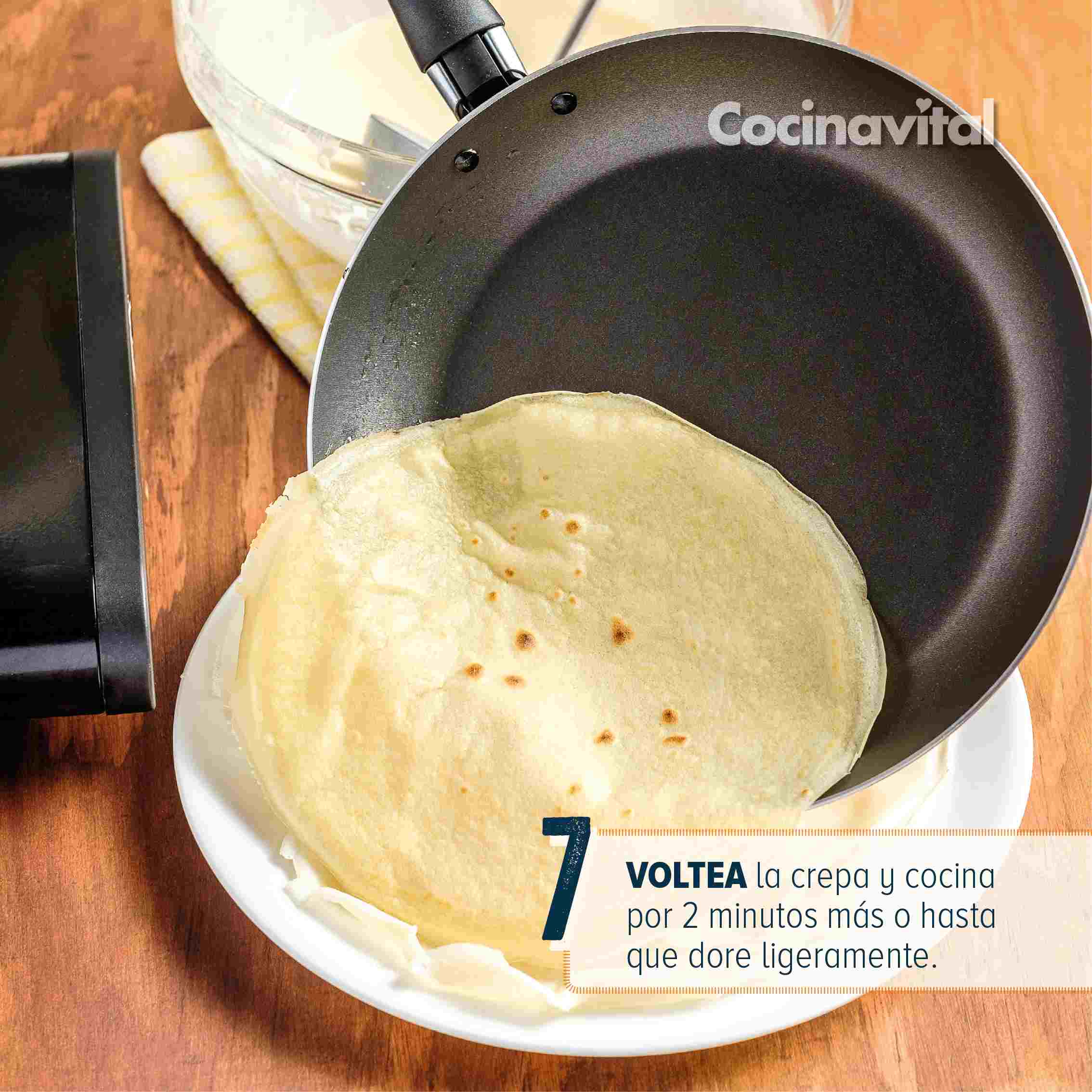 Voltea la crepa y cocina