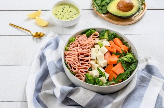 Ensalada con aderezo de aguacate