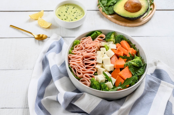 ensalada con aderezo de aguacate