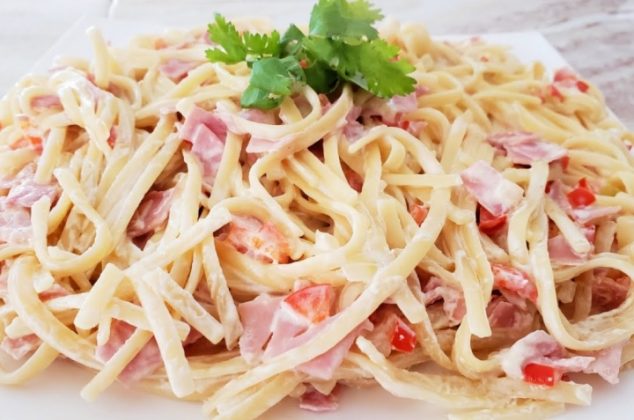 Espagueti a la crema con jamón y pimiento, receta en 15 minutos