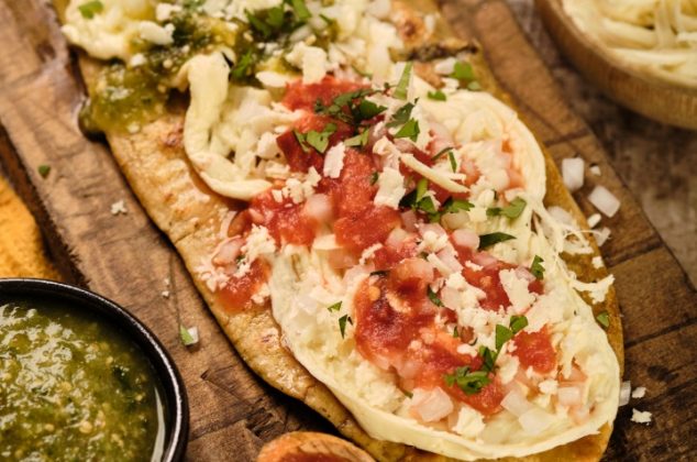 Huarache de queso con salsa verde y roja, receta tradicional