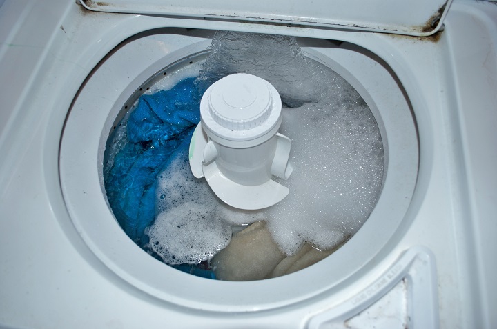 Limpia y elimina las pelusas de tu lavadora con este truco casero