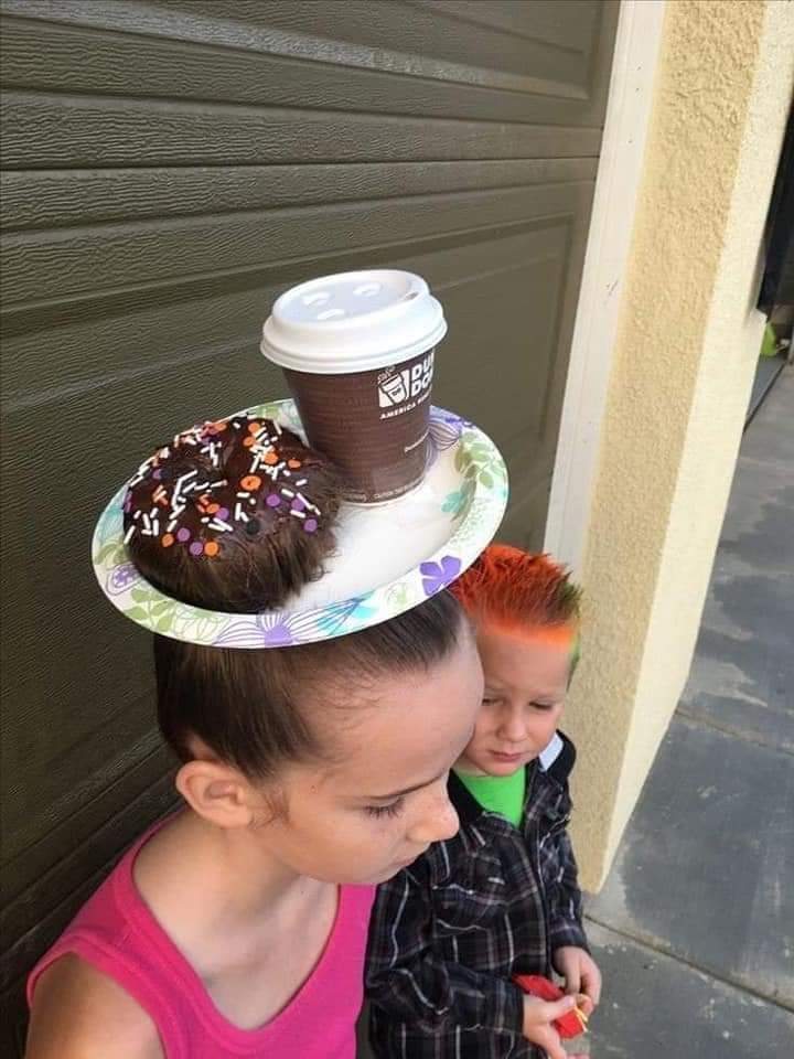 Para la mañana, este peinado de cafep y dona es perfecto.