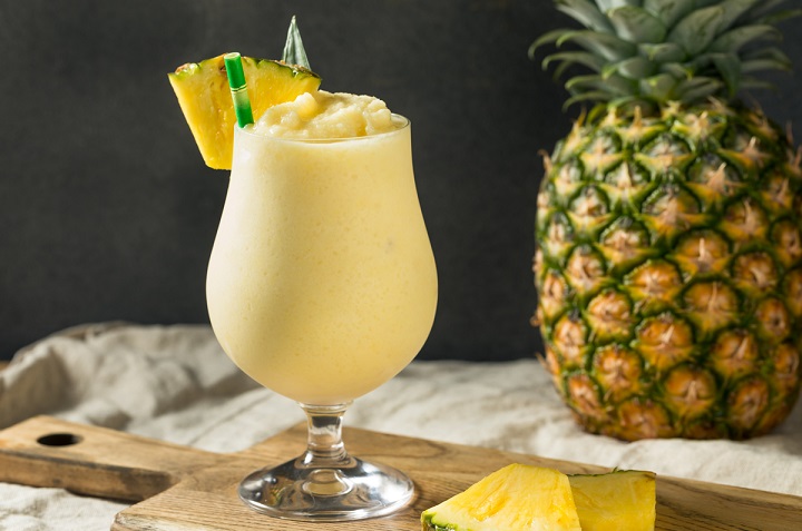 Cómo hacer una piña colada con ron en 3 sencillos pasos