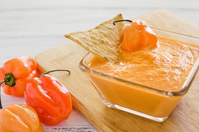 Prepara un rico aderezo de mango y chiles de árbol en 4 pasos