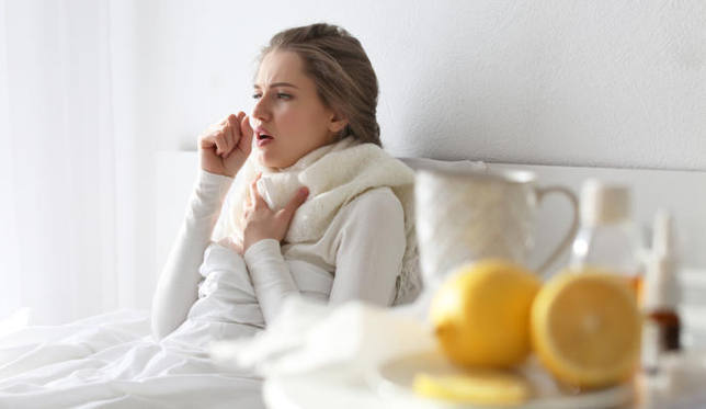 mujer con tos en cama