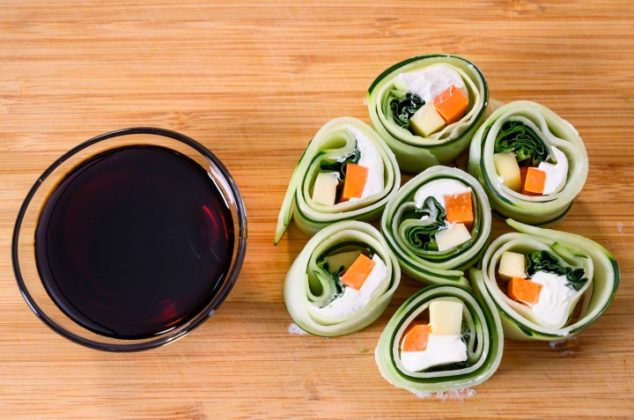 Sushi de pepino sin arroz y relleno de quesos ¡En 5 pasos!