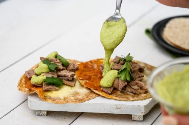 Tacos norteños de milanesa con costra de queso