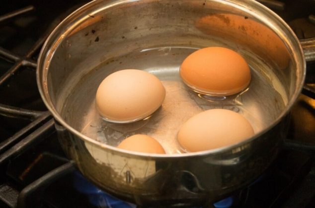 No la tires! Reutiliza el agua de cocer huevos para este problema