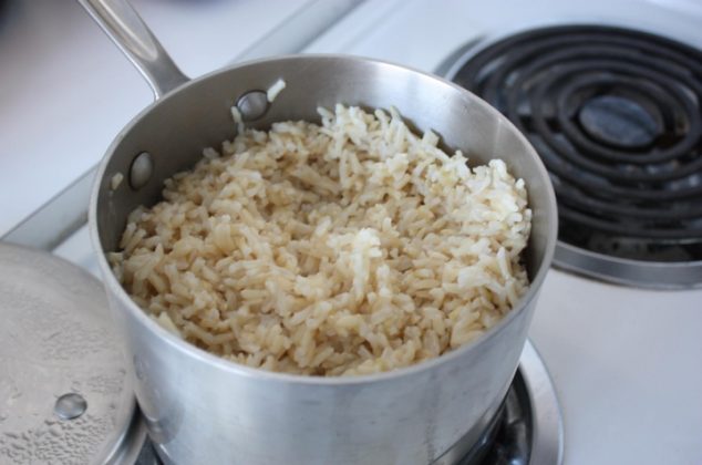 Cómo arreglar un arroz quemado con estos trucos de cocina