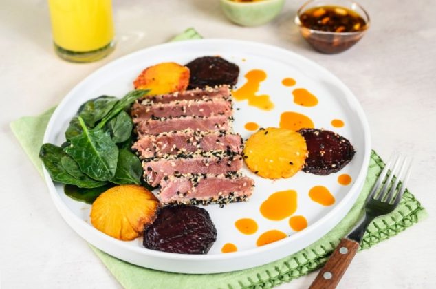 Ensalada de atún con piña y betabel rostizados