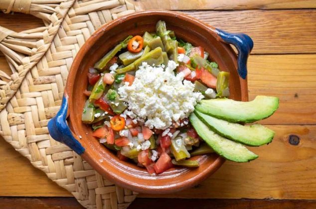 Cómo preparar una ensalada de nopales crudos, receta mexicana