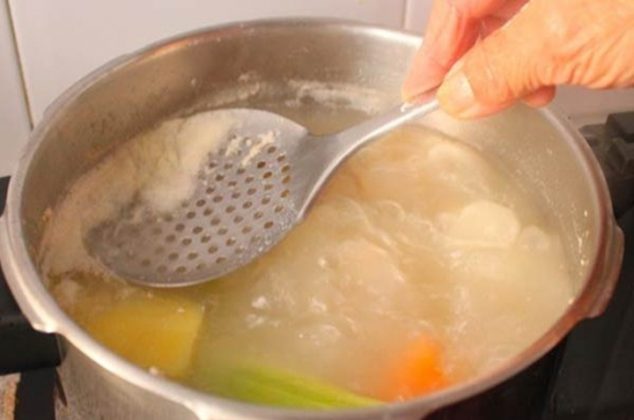 Qué es la espuma blanca en el caldo de pollo y por qué debes eliminarla
