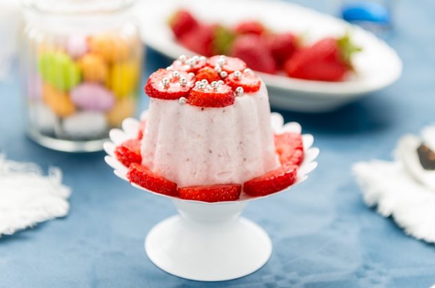 Gelatina de yogurt con fresas, postre bajo en calorias y con 3 ingredientes
