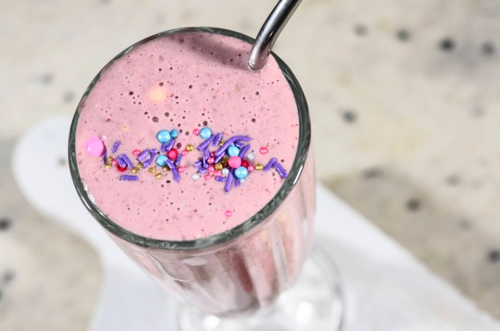 malteada de berries con chocolate blanco