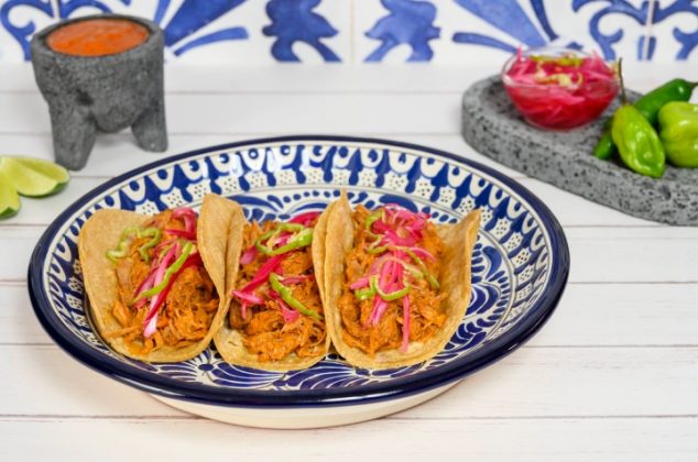 Tacos de cochinita pibil con salsa Xnipec