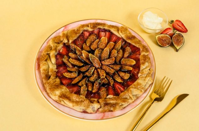 Tarta de fresas con higos, receta fácil y deliciosa