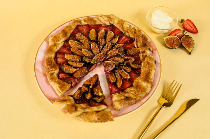 Tarta de fresas con higos