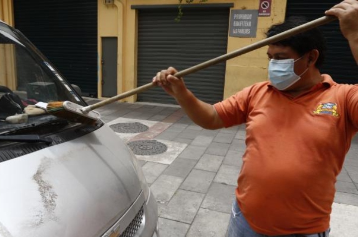 cómo limpiar ceniza de volcán 