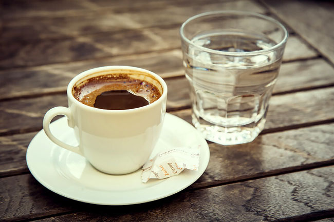 vaso con agua y café