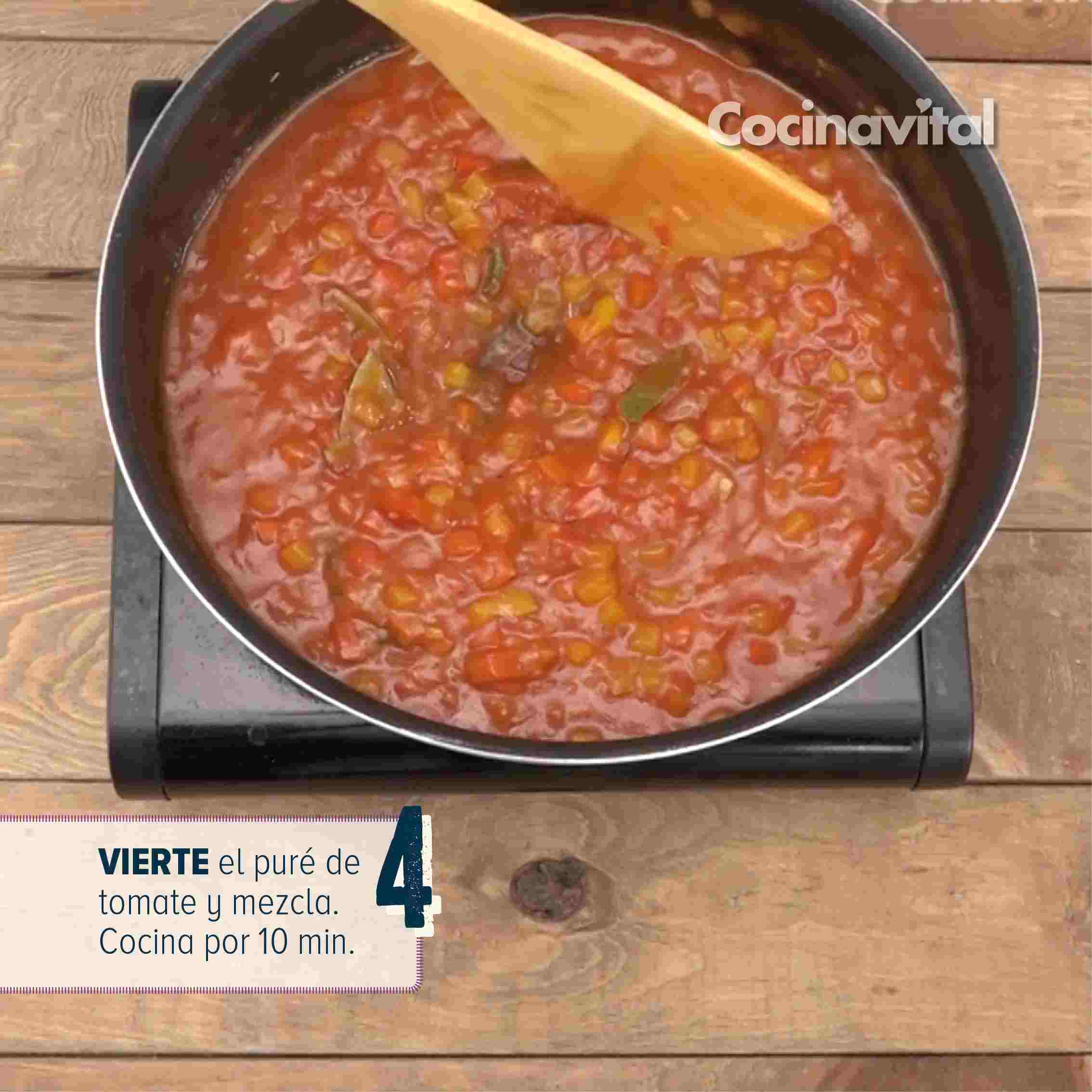 Vierte el puré y cocina