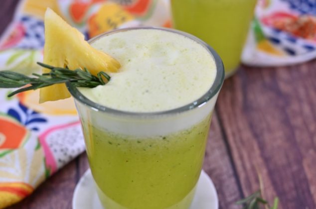 Refrescante agua de piña, albahaca y romero + beneficios