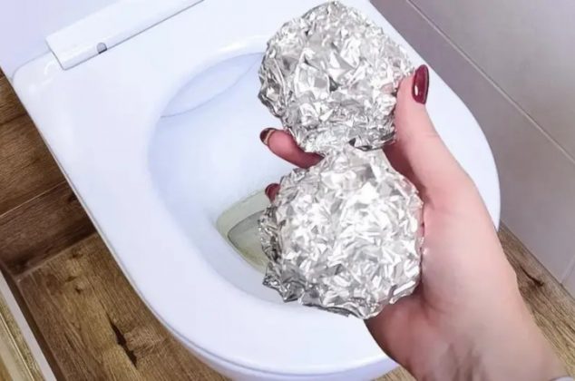 Truco casero con papel aluminio para eliminar sarro de la taza de baño