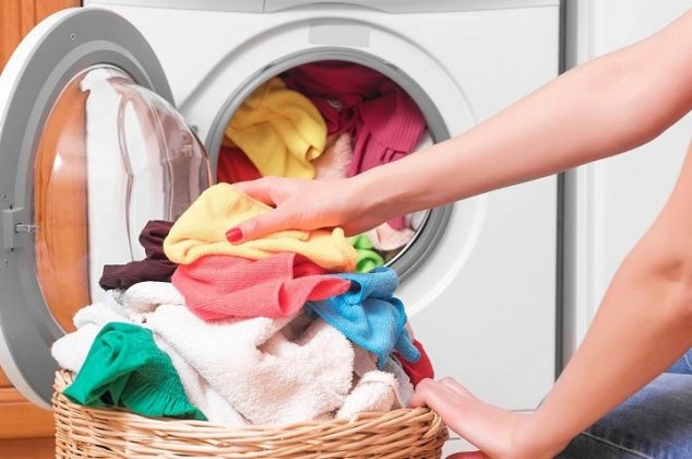 6 errores de lavado que dejan mal olor en la ropa y cómo evitarlos