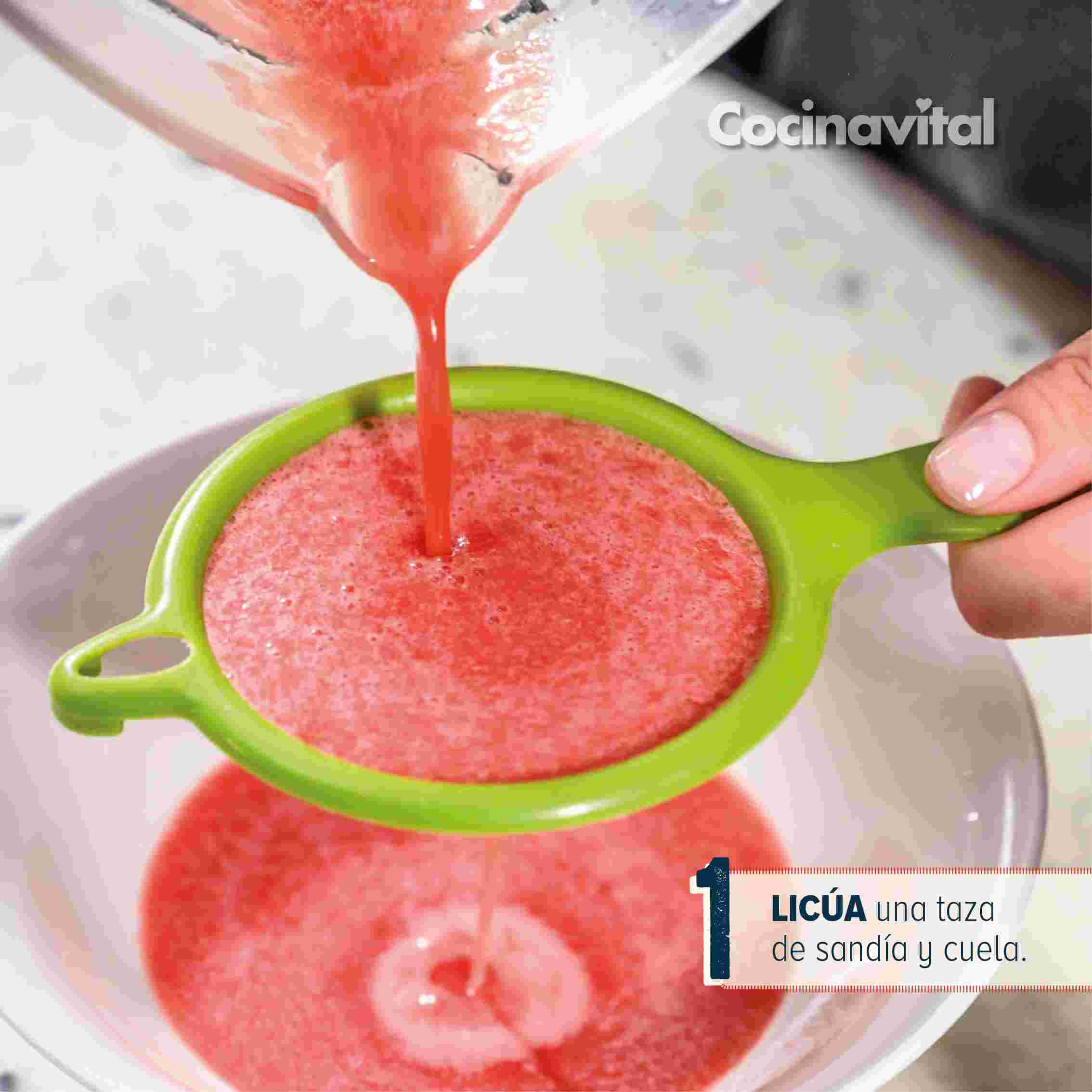 Licúa una taza de sandia