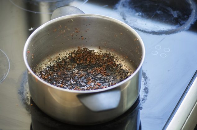 Cómo limpiar lo quemado de una olla con refresco de cola ¡Fácil y efectivo!